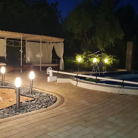 Aven'a Goscinne Z Basenem