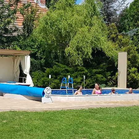 Aven'a Goscinne Z Basenem *