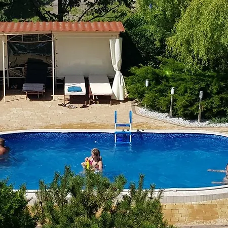 Aven'a Goscinne Z Basenem Проживание в семье