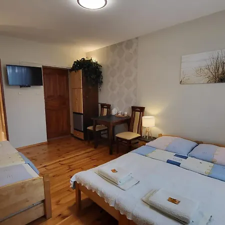 Aven'a Goscinne Z Basenem