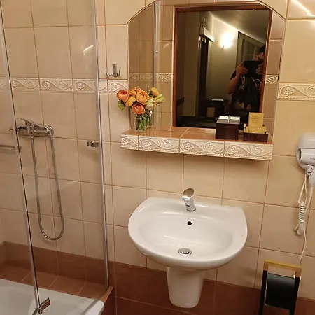 Aven'a Goscinne Z Basenem