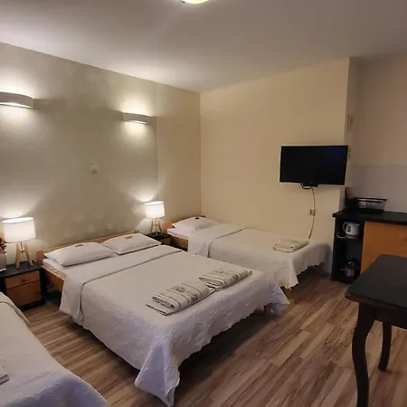 Aven'a Goscinne Z Basenem * Дарлово