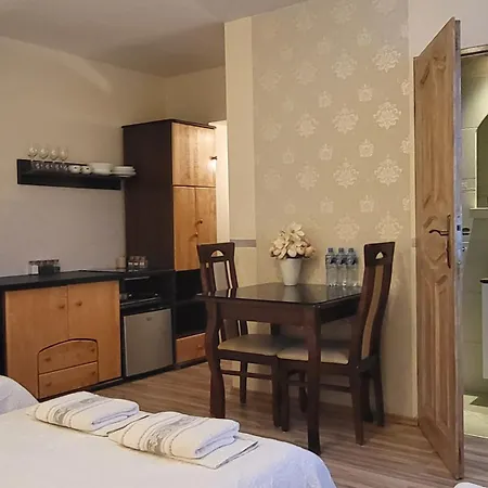 Aven'a Goscinne Z Basenem