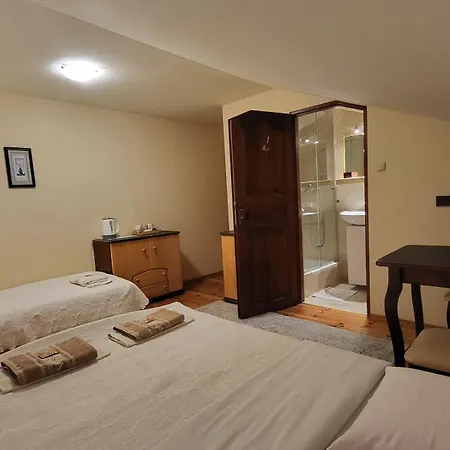 Aven'a Goscinne Z Basenem *