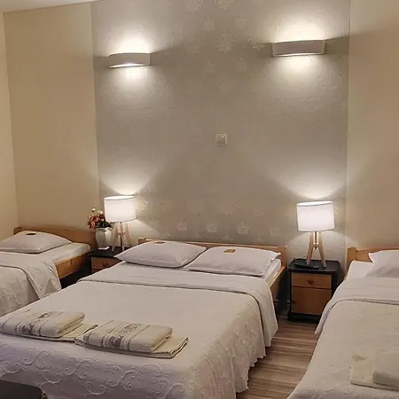 Aven'a Goscinne Z Basenem Дарлово