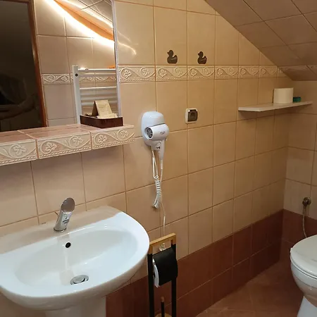 Aven'a Goscinne Z Basenem Дарлово