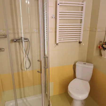 Aven'a Goscinne Z Basenem *