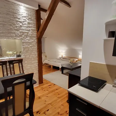 Aven'a Goscinne Z Basenem Дарлово