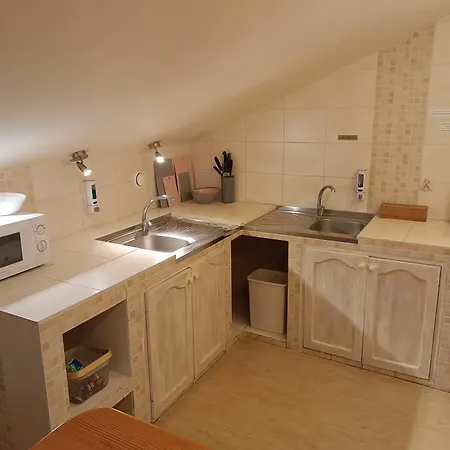 Aven'a Goscinne Z Basenem