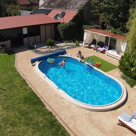 Aven'a Goscinne Z Basenem *