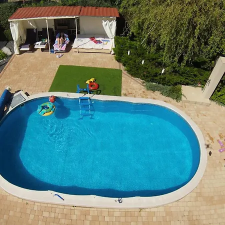 Aven'a Goscinne Z Basenem Дарлово