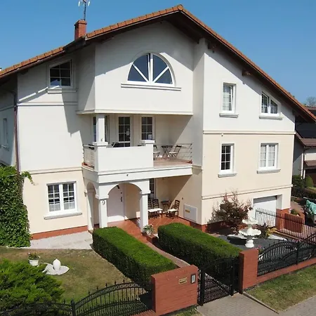 Aven'a Goscinne Z Basenem